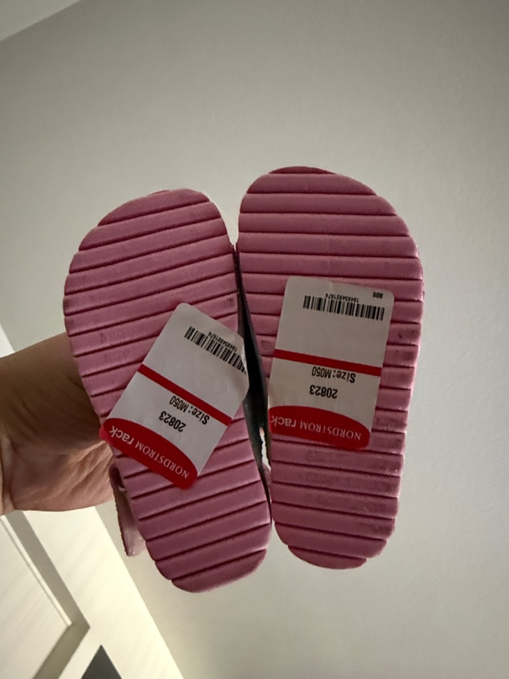 Harper Canyon Girls Sparkle Pink Glitter Buckle Sandals.
Size 6 - Picture 7 of 10